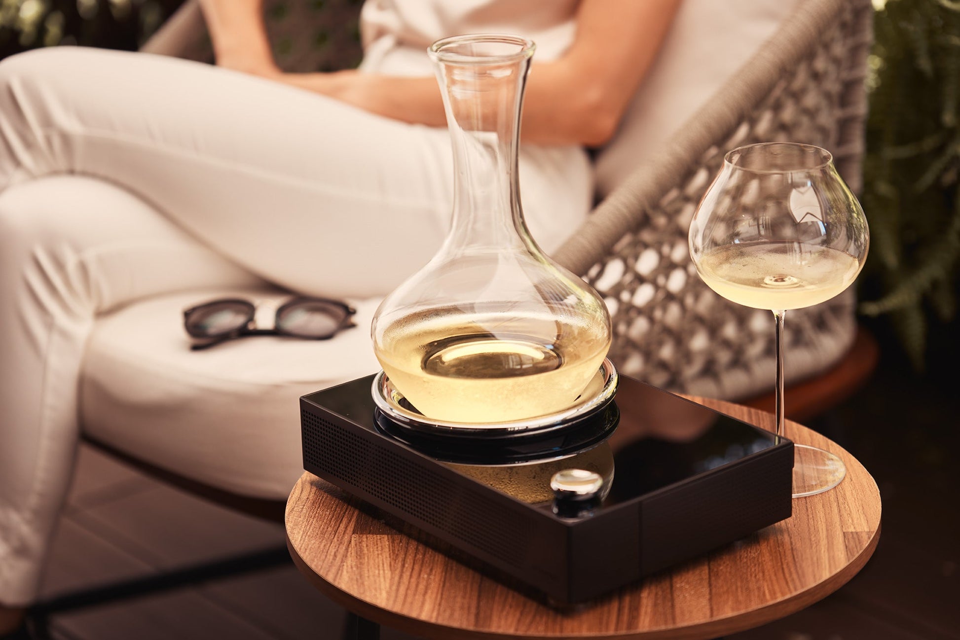 VIVANT Titan Portable Decanter Chiller(Black color) with white wine in the decanter, well-chilled